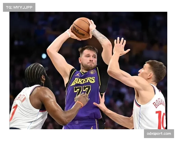 东契奇转投湖人后数据亮眼 场均32.8分7.8篮板8.6助攻仍难救主 东契奇转投湖人后数据亮眼 场均32.8分7.8篮板8.6助攻仍难救主